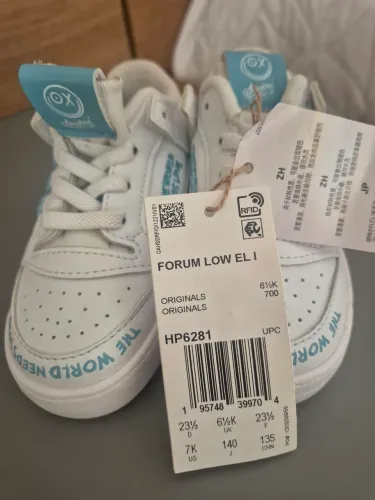 Tênis Adidas. Tamanho 23-24 Brasil