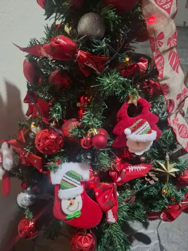 Árvore de Natal linda e completa no precinho