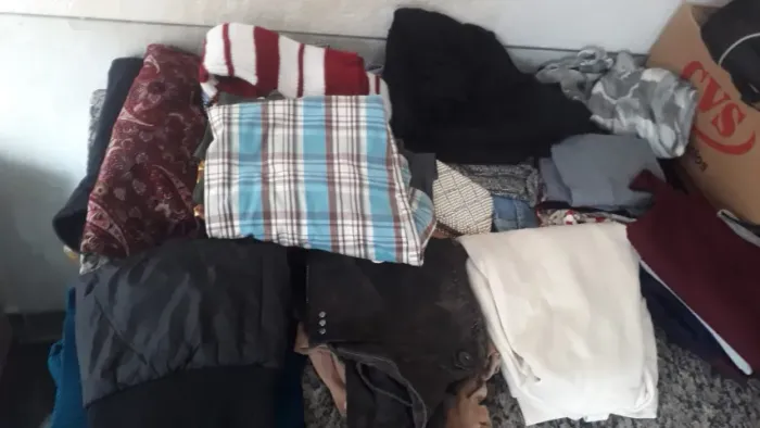 36 peças de roupas tamanhos P,M,G (quase doaçao mas n é)