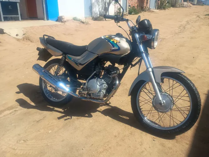Yamaha YBR 125k, ano 2003 a pedal