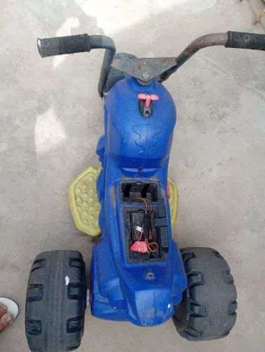 Vendo vendo motinha elétrica par só tem que comprar bateria que a bateria dela táa criança