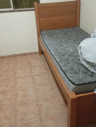 Cama amadeirado solteiro em excelente estado, pouco tempo de uso