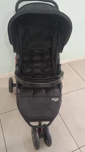 Carrinho e bebê conforto.