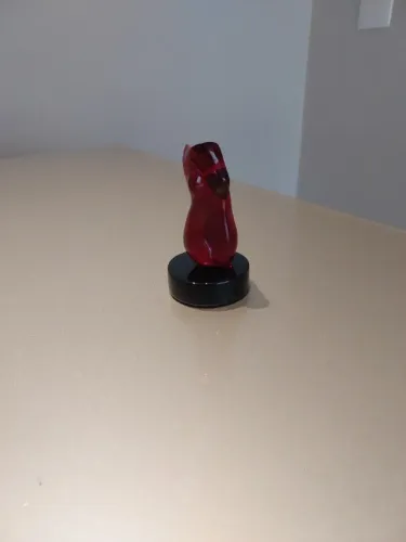 Escultura feminina mulher estilizada em acrílico vermelho