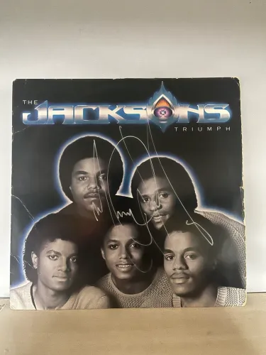 LP The Jacksons - Triumph com assinatura atribuída a Michael Jackson.