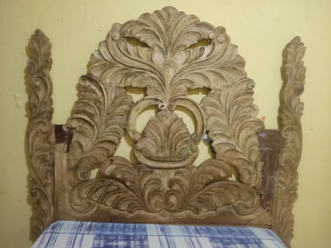 VENDO UMA CAMA ESTILO COLONIAL, ENTALHADA