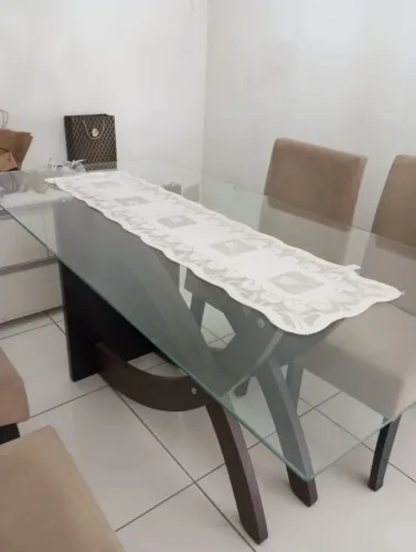 Mesa com tampo de vidro.