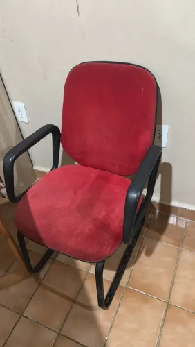 Cadeira de Escritório / Secretária (Estofado Vermelho)