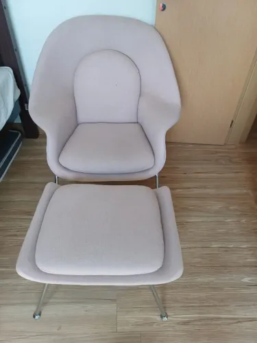 Poltrona WOMB CHAIR COM PUFF
