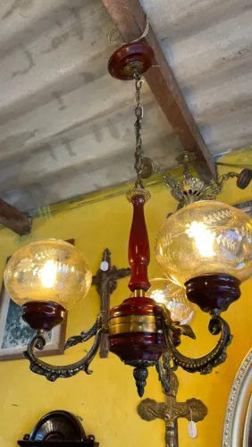 Lindo lustre antigo em madeira e bronze