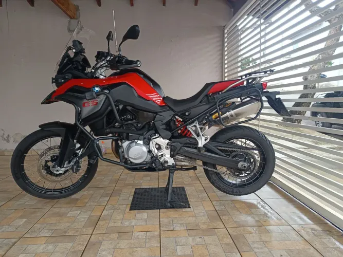 850 Premium, com 30.000 km, segundo dono, nunca caiu, com banco Pedrinho.