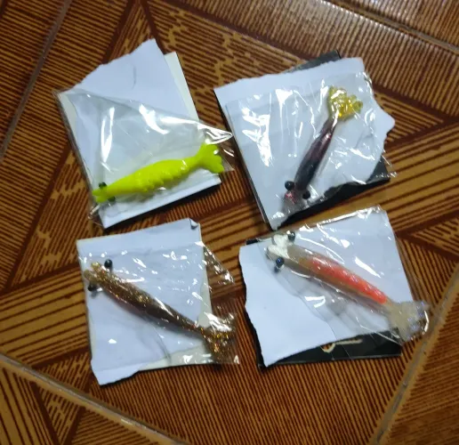 Camarão artificial para pesca kit com 100 unidades.