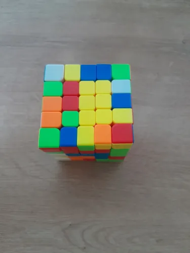 Cubo magico 5x5 em ótimo estado,um pouco sujo e está embaralhado