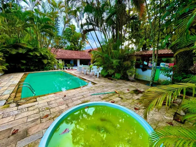 Comercial localizado lado praia a 200 metros do mar, com 10 quartos (sendo 10 suítes) poss