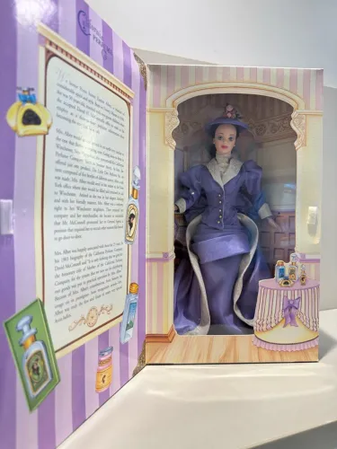 Barbie as Mrs. P.F.E. Albee (First in a Series) [Edição Especial Exclusiva da Avon] 1997