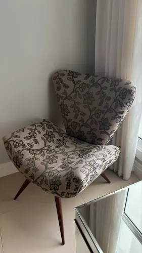 Poltrona Retrô com Pés de Madeira 