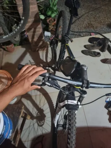 Mountain Bike GROVE com câmbio SRAM, marchas precisas, revisada e pronta para uso.