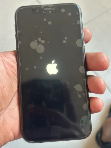 iPhone 11 64 GB preto era todo original a única coisa que foi trocado foi a tela 