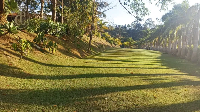 Sitio em Salesópolis com vários lagos e frente para a represa