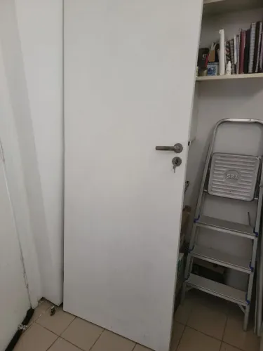 Porta de quarto com fechadura, branca, tamanho padrão.