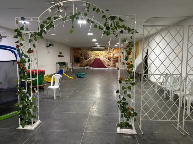 Arco de ferro para entrada e caminho de noiva