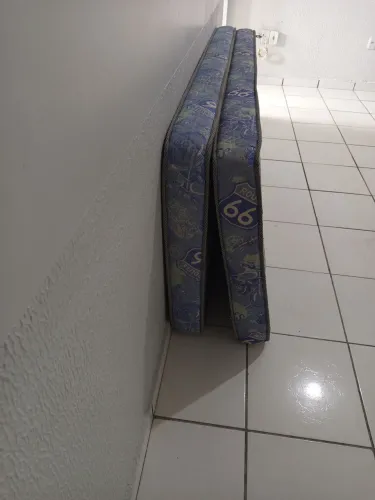 Vende- se 2 colchões em bom estado! Está um pouco sujo por falta de uso! Devido tá parado 