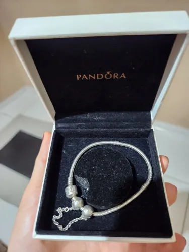 Vendo pandora original tamanho 19 que acompanha corrente de segurança e 2 berloques. 