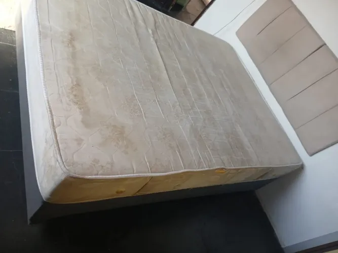 Vende se cama casal box, colchão, box e cabeceira ( NÃO ENTREGO)