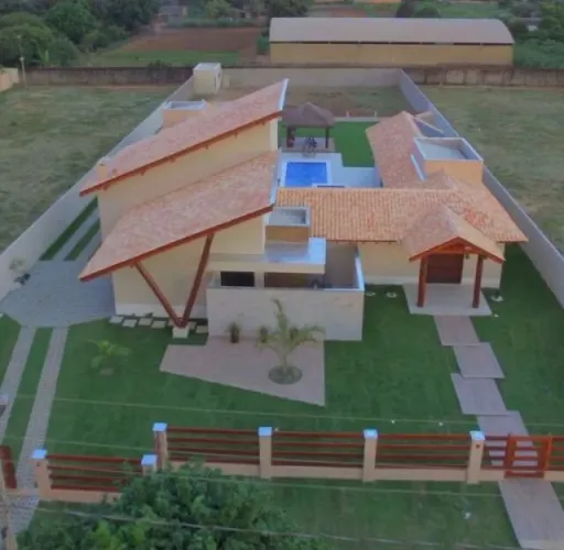     Casa 400m² em 2.480m², estilo resort, piscina e área gourmet. Condomínio em Sinop.