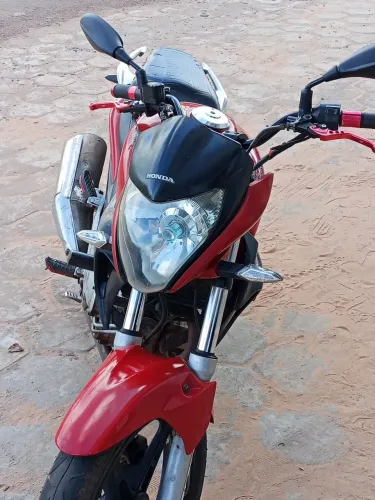 Cb.300 IPVA pago até 2024 , os dois pneus novos, pegou andou !