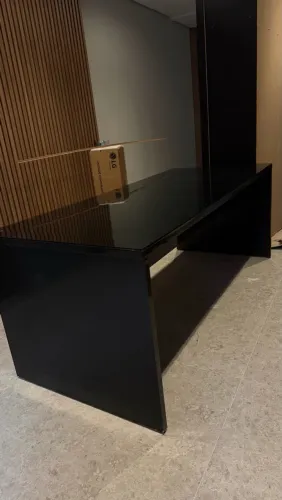 ? MESA PRETA COM TAMPO DE BLINDEX