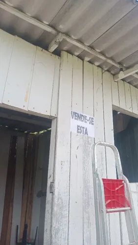 Casa de 1 cômodo de madeira.