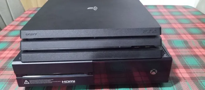 Xbox one FAT com defeito e Ps4 pro com a luz azul 