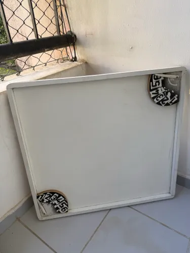 Tábua de dominó com marcador.