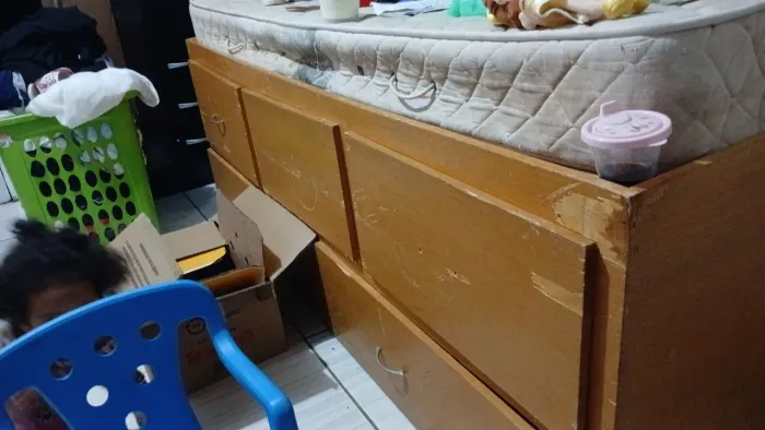 Cama de solteiro, com gavetas 