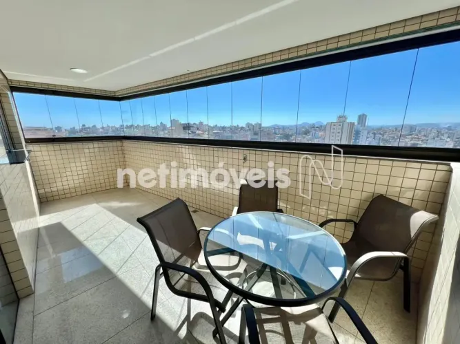 Apartamento espaçoso com 4 quartos, 2 suítes e 4 vagas cobertas!