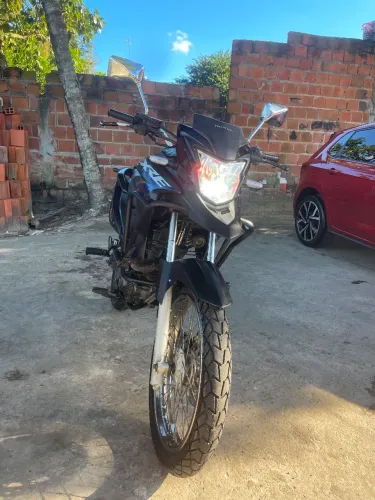 Moto concervada só pegar e rodar ,revisada e em dias aceito troca em carros