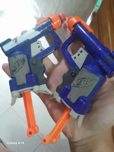 Vendo duas armas nerf pistolas conjuntas