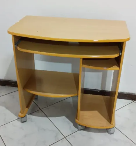 Mesa para Computador/Home Office com Rodinhas