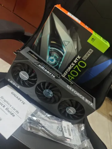 RTX 4070 SUPER ( mesmo nível da 5070 )