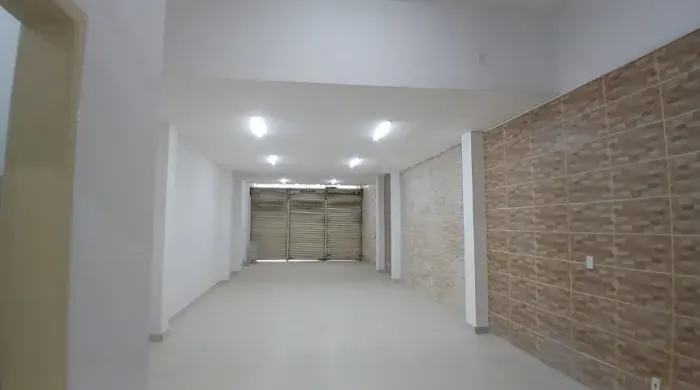 LOJA COM 02 BANHEIROS E COZINHA NO RETIRO