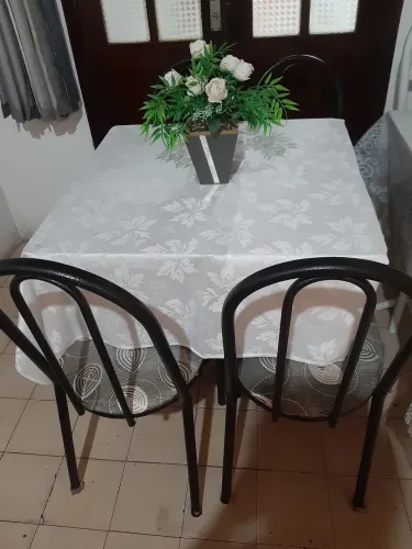 Mesa com 4 cadeiras