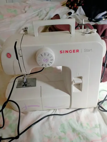 Vendo uma máquina Singer reta em estado de novo