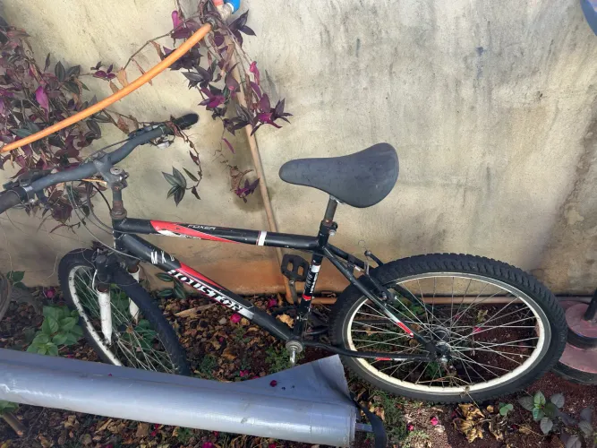 Bicicleta aro 26, rodas trocadas algumas peças shimano