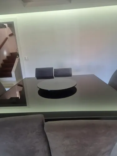 Mesa de jantar com 7 cadeiras.