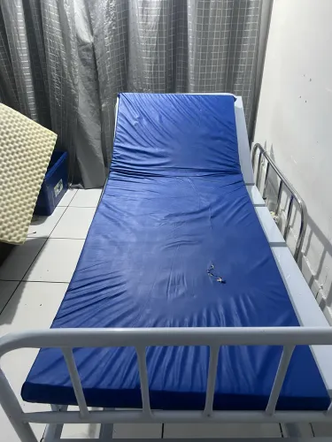 Cama hospitalar com regulagem de altura 