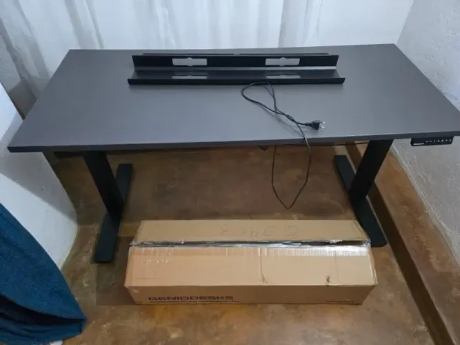 GenioDesk PRO Mesa com Regulagem de Altura OPORTUNIDADE + CALHA p/ FIOS