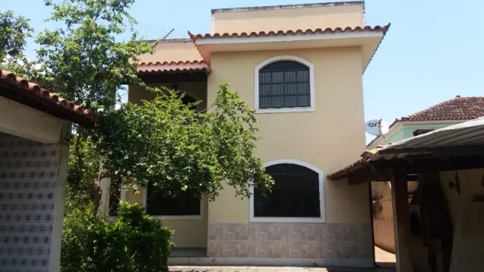 Casa ampla no centro da Taquara. 130m2 com terreno e garagem. 3 quartos com 1 suíte.
