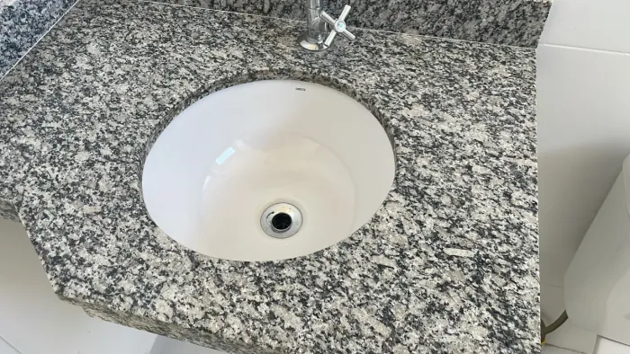 Lavatório Com A Cuba De Louça Redonda Granito