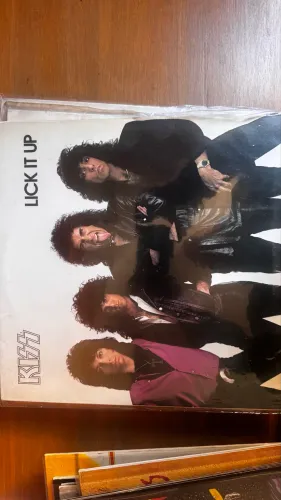 LP KISS Lick it up